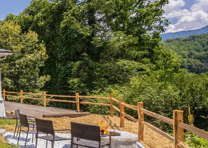 Steps To Bryson - Mtn Views, Hot Tub, Firepit, Walk To Town!