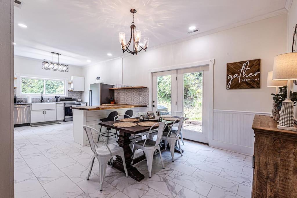 Steps To Bryson - Mtn Views, Hot Tub, Firepit, Walk To Town! Hébergement de vacances
