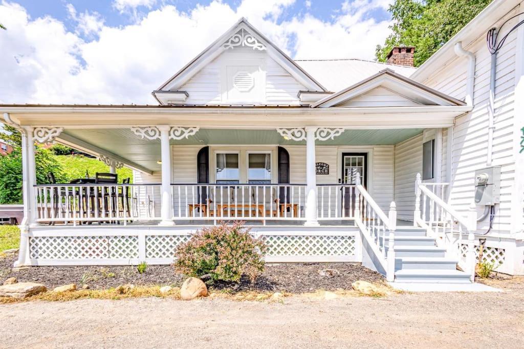 Hébergement de vacances Steps To Bryson - Mtn Views, Hot Tub, Firepit, Walk To Town!