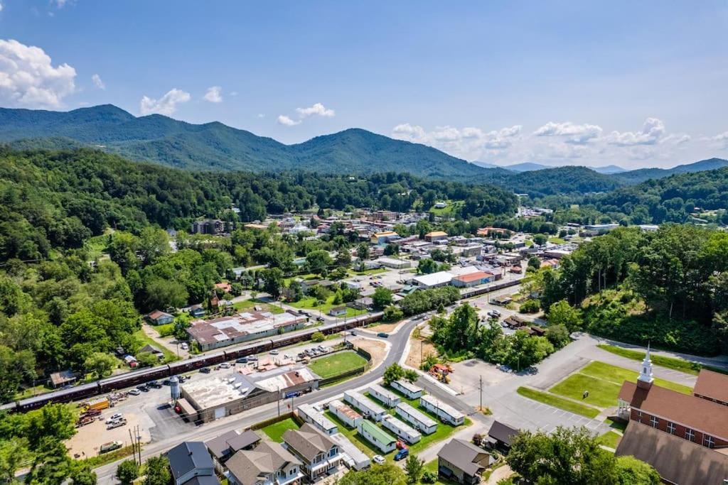 Steps To Bryson - Mtn Views, Hot Tub, Firepit, Walk To Town! Hébergement de vacances *