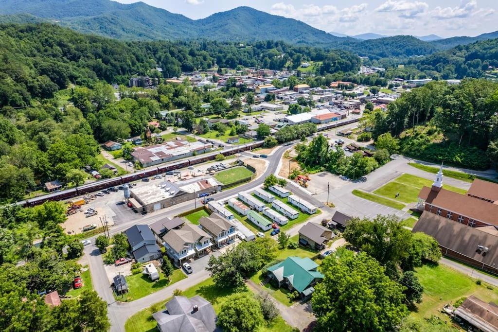 Steps To Bryson - Mtn Views, Hot Tub, Firepit, Walk To Town! Bryson City