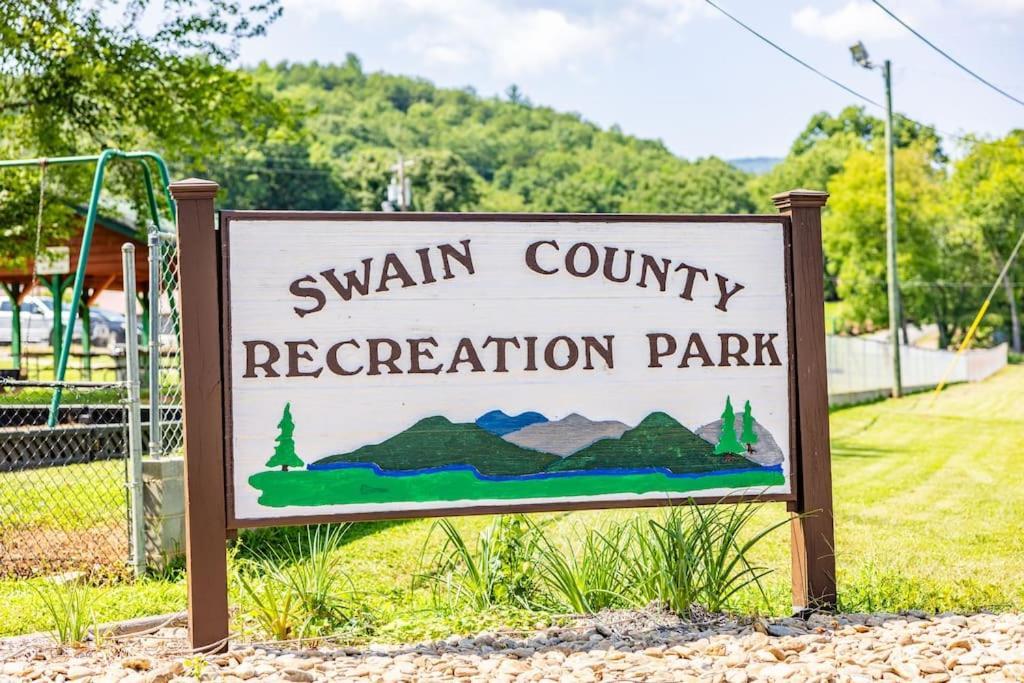 Steps To Bryson - Mtn Views, Hot Tub, Firepit, Walk To Town!