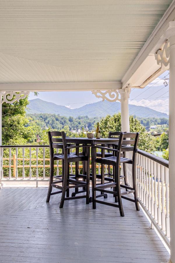 Hébergement de vacances Steps To Bryson - Mtn Views, Hot Tub, Firepit, Walk To Town!