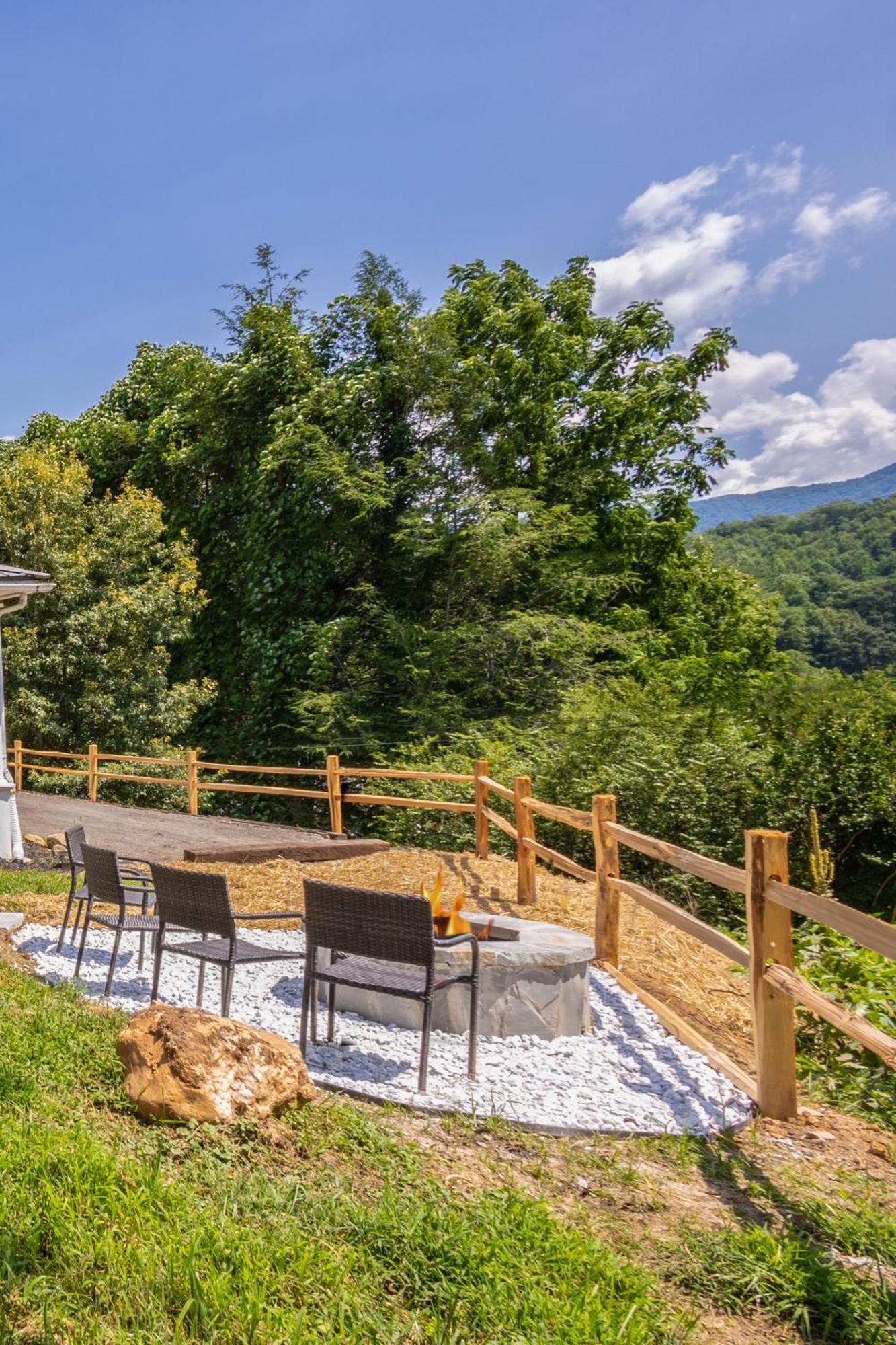 Steps To Bryson - Mtn Views, Hot Tub, Firepit, Walk To Town! *